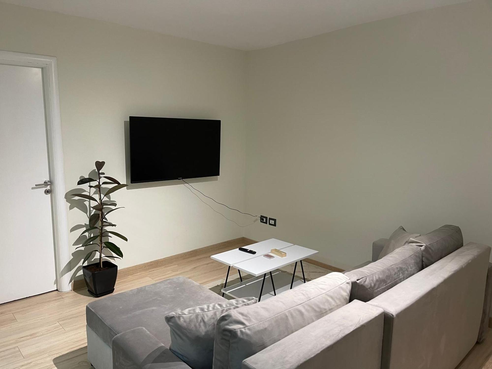 White Apartment, In The Center Of Tiranë Ngoại thất bức ảnh
