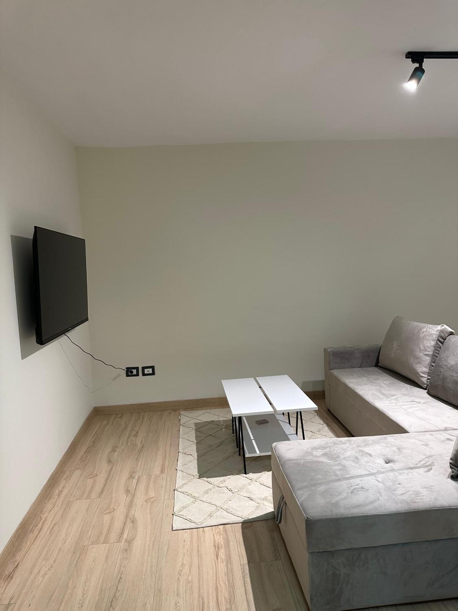 White Apartment, In The Center Of Tiranë Ngoại thất bức ảnh